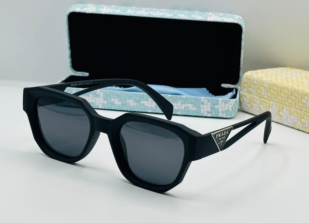 3cb19978-1936-40aa-b6ec-e7277b6647d3 Prada black - Image 1