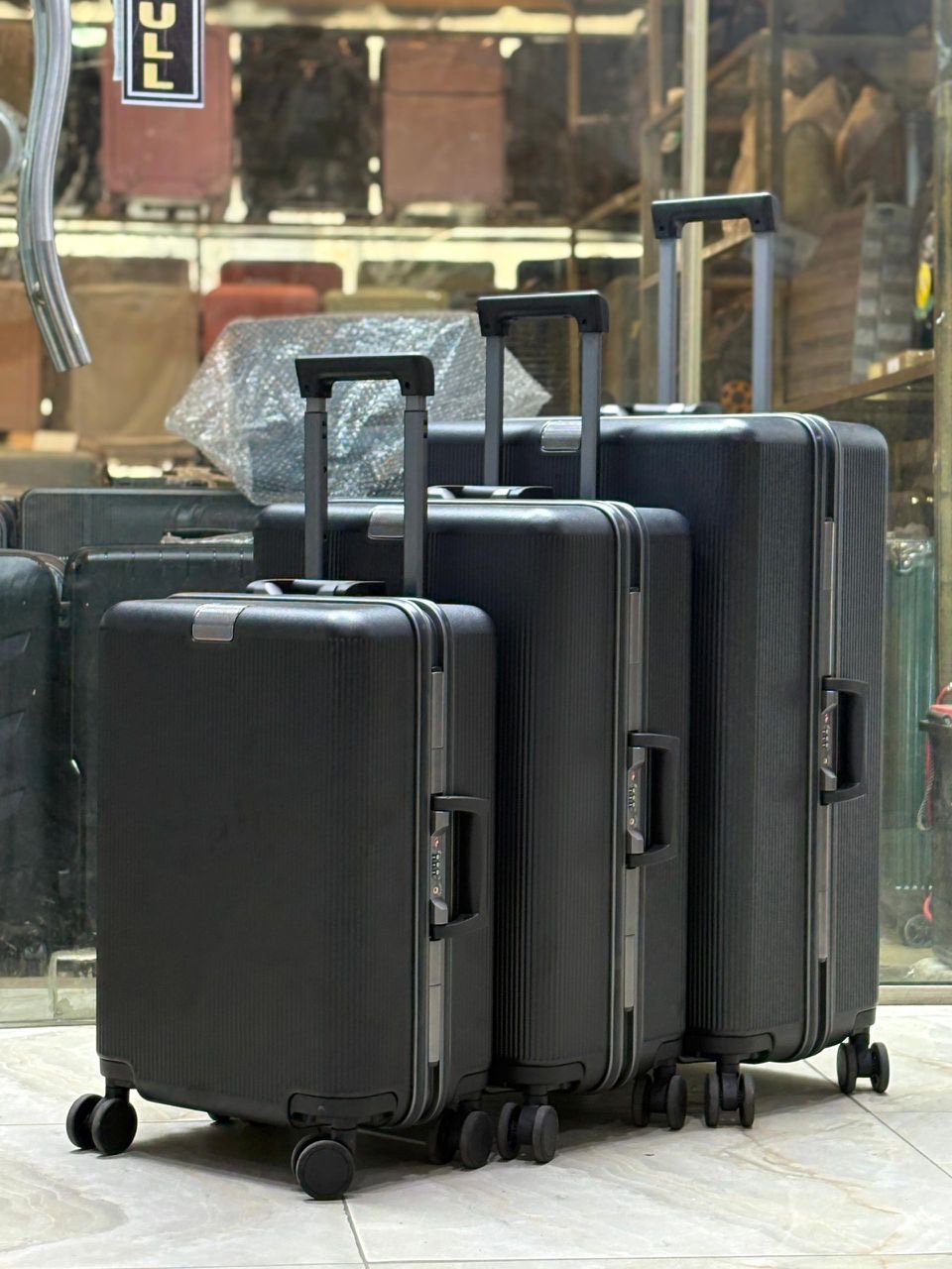 cd473df6-5704-4eb1-b01d-cc34d143e3b0 Luggage box - Image 1
